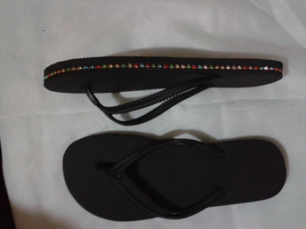chinelo com strass colorido