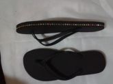 chinelo com strass colorido